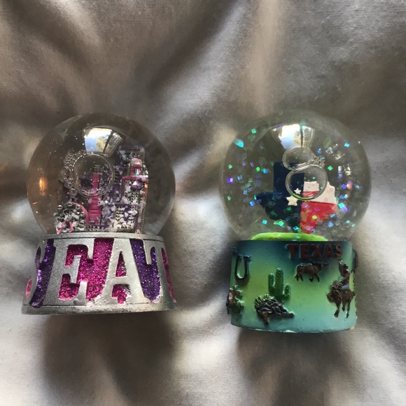 Two mini snow globes - Picture 3 of 7